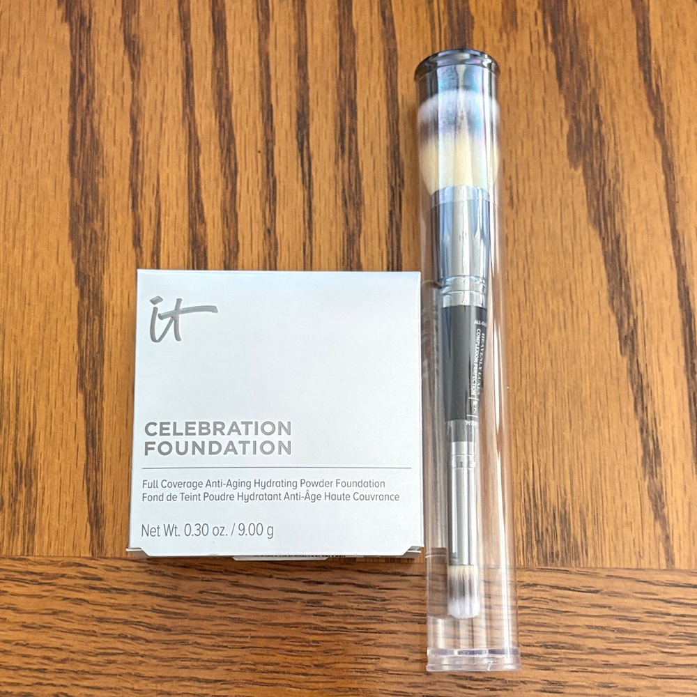 ‼️NIB‼️ IT Cosmetics Celebration Foundation - Hydrating Foundation with Brush